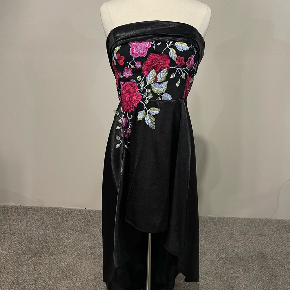 Fun flower accent, off the shoulder, hilo, size 15.